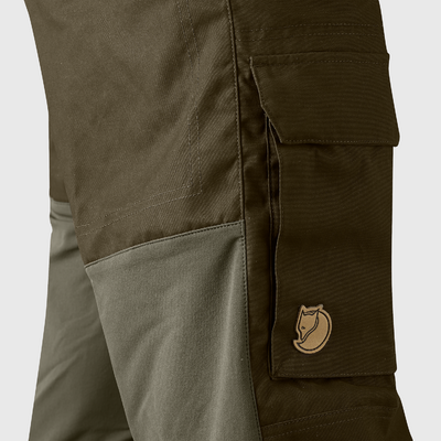 Pánske nohavice fjällräven drev - dark olive - Drev_Trousers_M_90337-633_F_DETAIL_FJR