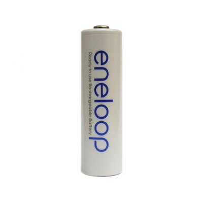 Nabíjateľná batéria Sanyo Eneloop AA NiMH s kapacitou 2000 mAh a napätím 1,2 V.
