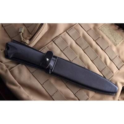 Lovecký nôž Kizlyar Korshun v koženom puzdre na taktickom batohu