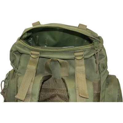 Poľovnícky batoh s viacerými vonkajšími vreckami, kovovým rámom a polstrovanými ramennými popruhmi v olivovej farbe.