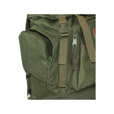 Detailný pohľad na zelený poľovnícky batoh s viacerými vonkajšími vreckami a pevnými popruhmi, vyrobený z polyesteru.
