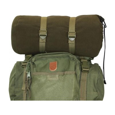 Poľovnícky batoh so zelenou farbou, viacerými vonkajšími vreckami a kovovým rámom. Má pohodlné zadné polstrovanie a široké polstrované ramenné popruhy. Na vrchu je pripevnená rolka na spanie.