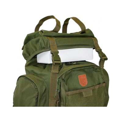 Poľovnícky batoh s mnohými vonkajšími vreckami, kovovým rámom a robustnými popruhmi, zelený s koženým logom.