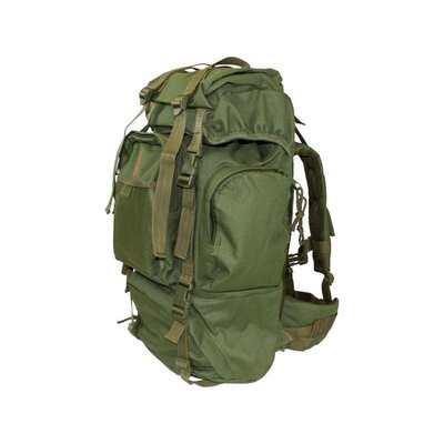 Zelený poľovnícky batoh s viacerými vonkajšími vreckami a kovovým rámom pre stabilitu, vybavený polstrovanými ramennými popruhmi a popruhmi cez hrudník a brucho.