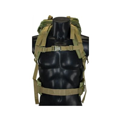 Poľovnícky batoh na figuríne, so širokými polstrovanými ramennými popruhmi a popruhmi cez hrudník a brucho.