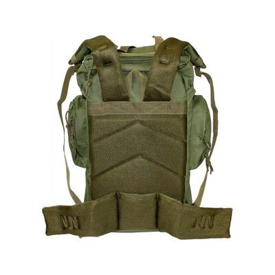 Poľovnícky batoh s kovovým rámom, zelený, s viacerými vonkajšími vreckami a polstrovanými remienkami.