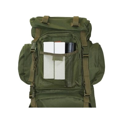 Poľovnícky batoh so sieťovým vreckom plným predmetov, ukazujúc praktické využitie úložných priestorov na batohu.