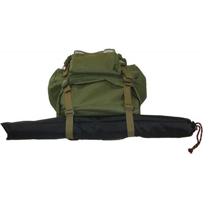 Zelený poľovnícky batoh s robustným dizajnom a vonkajšími vreckami. Má kovový rám a je vyrobený z polyesteru. Obsahuje široké polstrované ramenné popruhy a popruhy cez hrudník a brucho pre optimálne rozloženie záťaže. Rozmery sú 60 x 40 x 25 cm a objem približne 20 litrov.