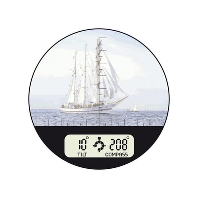 Záber cez ďalekohľad Bresser Binocom 7x50 DCS s viditeľným zámerným krížom a digitálnym kompasom, zameraný na loď na mori.