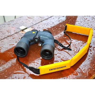 Vodotesný ďalekohľad Bresser Binocom 7x50 DCS na mokrom povrchu s plávajúcim popruhom.