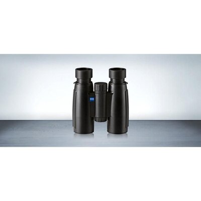 Pozorovací ďalekohľad ZEISS Conquest 8x30T* na stole s čiernym dizajnom, ideálny pre pozorovanie s 8x zväčšením a objektívom s priemerom 30 mm. Vhodný pre použitie za šera a s nízkou hmotnosťou pre jednoduchú manipuláciu.