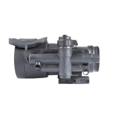 Nočné videnie Armasight CO-X Gen 2+ QSi s montážou Weaver a rýchloupínacím držiakom, bočný pohľad na zariadenie s viditeľným krytom objektívu.