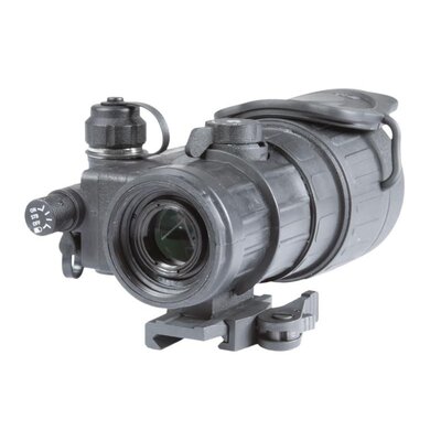 Nočné videnie Armasight CO-X Gen 2+ QSi s bielym fosforom a adaptérmi na puškohľad, napájané batériou AA alebo CR123A, s ochranou snímača a indikáciou stavu batérie. Zariadenie je plnené suchým dusíkom a má montáž Weaver s rýchloupínacím držiakom. Má kompaktné rozmery, nízku hmotnosť a ponúka jasný obraz bez optických deformácií.
