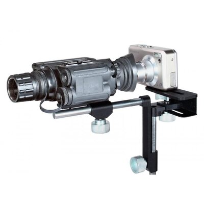 Nočné videnie Armasight SPARK CORE Gen 1 pripojené ku kamere pomocou montážneho držiaka, zobrazujúce kompaktný a odolný dizajn zariadenia vhodného pre profesionálne použitie.