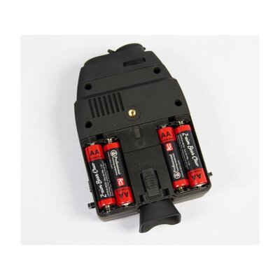 Bering Optics URBAN PATROL Gen 1+ so štyrmi AA batériami vloženými v zadnej časti zariadenia.