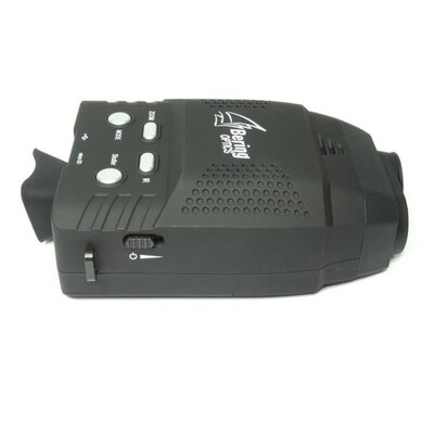 Nočné videnie Bering Optics URBAN PATROL Gen 1+ super s ovládacími tlačidlami a logom na zariadení, zobrazené z boku.