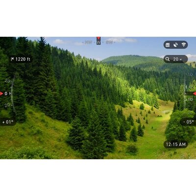 Pohľad cez smart spektív ATN X-SPOTTER HD 20-80x, zobrazenie lesného prostredia s diaľkovými údajmi na displeji, ako sú kompas, zväčšenie a čas.