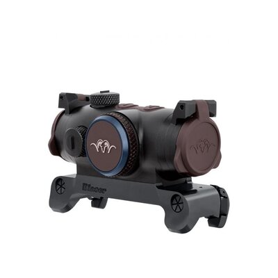 Kolimátor Blaser RD 17 s robustnou konštrukciou a elegantným dizajnom, zobrazený na obrázku s montážou. Červená bodka a ovládacie prvky sú viditeľné. Kolimátor má hmotnosť 240g a ponúka 10 nastavení svetelnosti.