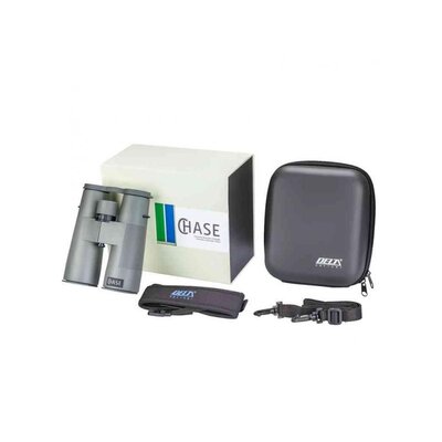 Ďalekohľad Delta Optical Chase 12x50 ED s príslušenstvom vrátane puzdra, popruhu a čistiacej handričky.