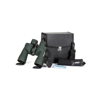 Ďalekohľad Delta Optical Titanium 8x42 s kompletným príslušenstvom vrátane čistiacej handričky, popruhu a puzdra na čiernom pozadí.
