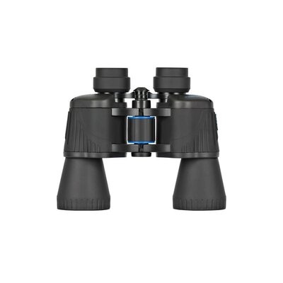 Čierny ďalekohľad Delta Optical Voyager II 12x50 s pogumovaným telesom a modrým zaostrovacím kolieskom, určený na turistiku a pozorovanie prírody.