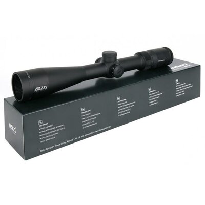 Puškohľad Delta Optical Titanium 1,5-9x45 na krabici, zobrazený zboku. Čierne telo, precízne spracovanie, typ kríža 2D. Vynikajúci na poľovačky s vysokou svetelnou priepustnosťou a vodeodolnosťou.