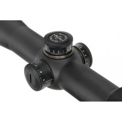 Detailný pohľad na puškohľad Delta Optical Titanium 1,5-9x45 s nastavovacími prvkami a stupnicou pre presné zameranie.