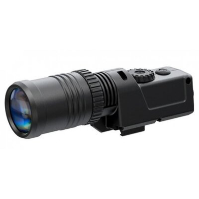 Laserový prísvit Pulsar X850 s čiernym telom a nastaviteľným objektívom, vhodný pre nočné videnie. Má laserovú diódu a je bezpečný pre oči, trieda Class I.