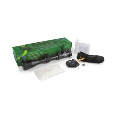 Puškohľad Bering Optics Hunt 1,5-6x42 IR s osvetlenou osnovou, obsah balenia zahŕňa puškohľad, krytky optiky, handričku na čistenie, batériu a príslušenstvo, zobrazené na bielom pozadí.