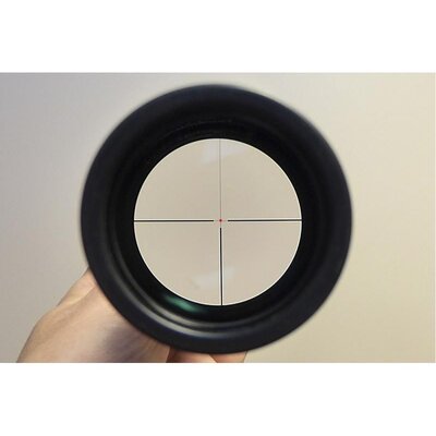 Pohľad cez puškohľad Bering Optics Hunt 1,5-6x42 IR s osvetlenou osnovou 4C a červenou bodkou.