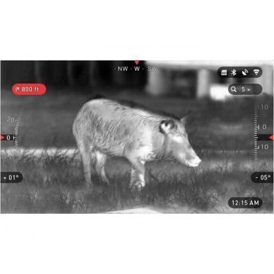 Termovízia ATN OTS - HD 384 2-8x zobrazujúca diviaka v noci s údajmi na displeji, ako sú vzdialenosť, teplota a čas.