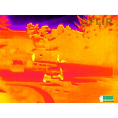 Termovízny záber z kamery FLIR Scout TK s detekciou osôb a vozidiel v prostredí s vegetáciou.