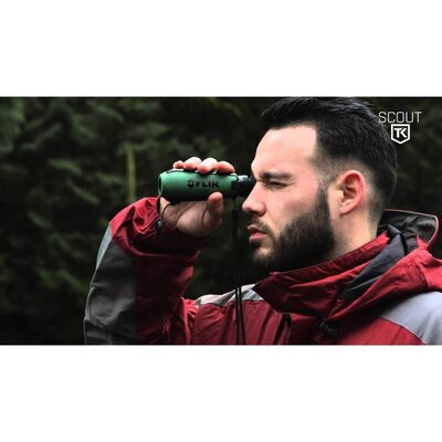 Muž používajúci termovíziu FLIR Scout TK v prírode