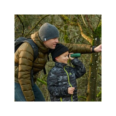 Otec so synom pozorujú prírodu pomocou termovízie FLIR Scout TK v lese. Obaja sú oblečení v zimných bundách a čiapkach. Syn drží termovíziu a pozerá cez ňu, zatiaľ čo otec ukazuje smer pozorovania.