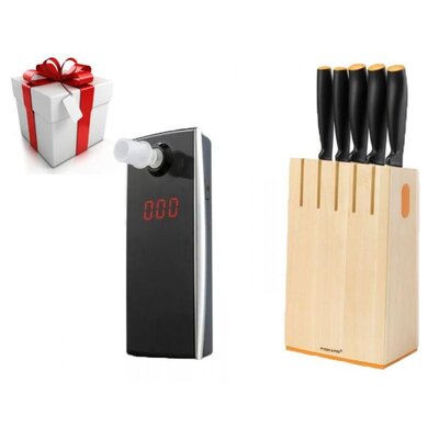 Darčekový set obsahujúci alkohol tester AL 5500 a blok s 5 nožmi značky Fiskars. Alkohol tester je moderný prístroj s digitálnym displejom, blok na nože je drevený a obsahuje päť rôznych druhov nožov s čiernymi rukoväťami.