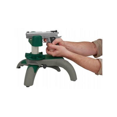 Nastreľovací stojan Handy Rest NXT s krátkou pištoľou, výškovo nastaviteľný s poguovaným osadením na kontrolu zbrane.