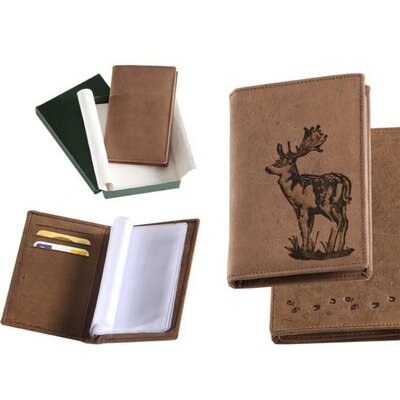 Kožená dokladovka s poľovníckym motívom jeleňa, v hnedej farbe, s odolnou kožou a kvalitným spracovaním. Obsahuje odkladacie priestory na karty. Rozmery 13x9 cm.