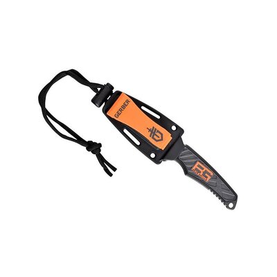 Pevný nôž GERBER BEAR GRYLLS ULTRA COMPACT FIXED BLADE s čiernym plastovým puzdrom a oranžovými detailmi. Má ergonomickú rukoväť s logom BG a šnúrku na zavesenie. Puzdro má odnímateľný klip.