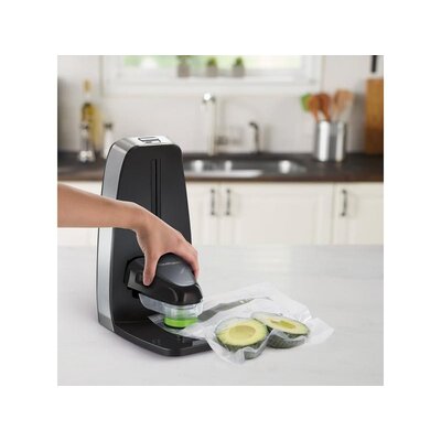 Vákuová balička potravín FoodSaver FFS010X-01 počas používania s avokádom vo vákuovacom sáčku na kuchynskej linke.