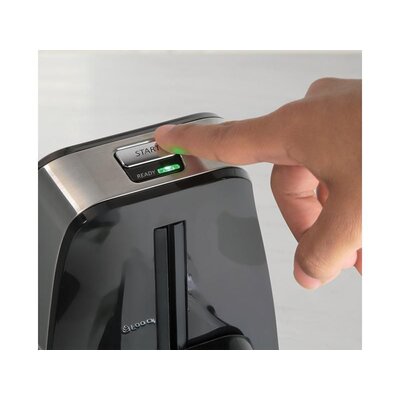 Osoba stláča tlačidlo štart na vákuovej baličke potravín FoodSaver FFS010X-01.