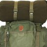 Poľovnícky batoh so zelenou farbou, viacerými vonkajšími vreckami a kovovým rámom. Má pohodlné zadné polstrovanie a široké polstrované ramenné popruhy. Na vrchu je pripevnená rolka na spanie.