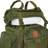 Poľovnícky batoh s mnohými vonkajšími vreckami, kovovým rámom a robustnými popruhmi, zelený s koženým logom.