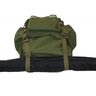 Zelený poľovnícky batoh s robustným dizajnom a vonkajšími vreckami. Má kovový rám a je vyrobený z polyesteru. Obsahuje široké polstrované ramenné popruhy a popruhy cez hrudník a brucho pre optimálne rozloženie záťaže. Rozmery sú 60 x 40 x 25 cm a objem približne 20 litrov.