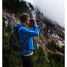Osoba v modrej bunde pozoruje hory pomocou ďalekohľadu Steiner Skyhawk 3.0 10x32 počas turistiky v hmlistom horskom prostredí.