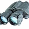 Digitálny binokulár Armasight DARK STRIDER Gen 1+ s pogumovaným telom a viacvrstvovými šošovkami. Obsahuje nastaviteľný infračervený prísvit a ergonomický dizajn pre pohodlné používanie.