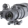Nočné videnie Armasight CO-X Gen 2+ QSi s bielym fosforom a adaptérmi na puškohľad, napájané batériou AA alebo CR123A, s ochranou snímača a indikáciou stavu batérie. Zariadenie je plnené suchým dusíkom a má montáž Weaver s rýchloupínacím držiakom. Má kompaktné rozmery, nízku hmotnosť a ponúka jasný obraz bez optických deformácií.
