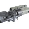 Nočné videnie Armasight CO-X Gen 2+ s adaptérom na puškohľad a rýchloupínacím držiakom, napájané batériou AA alebo CR123A, s ochranou pred poškodením snímača a indikáciou stavu batérie.