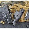Nočné videnie Armasight Sirius Gen 2+ SDi MG spolu s pištoľou, nábojmi, nožom a taktickými rukavicami na čiernom podklade.