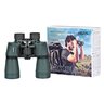 Delta Optical Discovery 16x50 ďalekohľad vedľa krabice s obrázkom turistu používajúceho ďalekohľad, zelená pogumovaná konštrukcia, veľké objektívy.