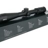 Puškohľad Delta Optical Titanium 1,5-9x45 na krabici, zobrazený zboku. Čierne telo, precízne spracovanie, typ kríža 2D. Vynikajúci na poľovačky s vysokou svetelnou priepustnosťou a vodeodolnosťou.